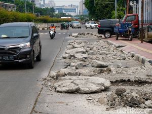 Pelan-pelan, Ada Proyek Sumur Resapan di Jalan Angkasa Kemayoran