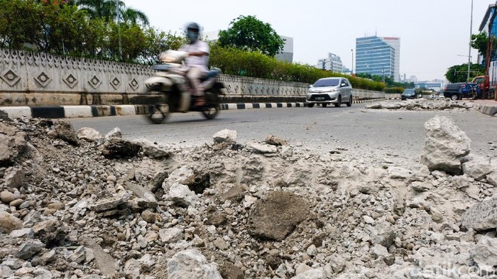 Hati-hati! Ada Proyek Galian di Jalan Angkasa Kemayoran Proyek galian tengah dikerjakan di Jalan Angkasa, Kemayoran, Jakarta. Proyek itu diketahui merupakan proyek sumur resapan untuk cegah genangan saat musim hujan.