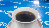 Untuk meracik secangkir kopi yang nikmat, eks pegawai KPK ini juga belajar menjadi barista. Namun, menurutnya ia masih berada di level yang rendah. Foto: detikFood / Yenny Mustika Sari