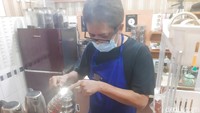Kepada detikFood, Hotman mengaku kalau sebenarnya ia tak begitu menggemari kopi. Namun, ia dan temannya ingin melestarikan kopi dari kampung halamannya tersebut. Foto: detikFood / Yenny Mustika Sari