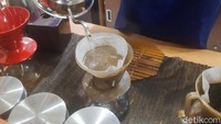 Hotman menunjukkan kepada detikFood (14/10), bagaimana ia meracik kopi hitam panas. Mulai dari menggiling biji kopi, hingga menyeduhnya di atas drip. Foto: detikFood / Yenny Mustika Sari