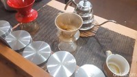 Teknik meracik kopi di sini masih menggunakan manual brew. Hotman juga turun tangan sendiri meracik kopi pesanan pelanggannya. Foto: detikFood / Yenny Mustika Sari