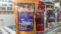 Ada kopi Lintong dan Gurgur yang menjadi andalan. Kamu bisa membelinya dalam bentuk yang sudah diracik maupun dalam bentuk biji kopi utuh atau sudah digiling. Foto: detikFood / Yenny Mustika Sari