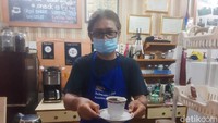 Hotman Tambunan yang akrab disapa Bang Hotman ini adalah seorang eks pegawai KPK yang dipecat karena tak lolos tes wawasan kebangsaan (TWK). Kini, Hotman fokus menjalani bisnis kedai kopi miliknya di kawasan Blok M, Jakarta Selatan. Foto: detikFood / Yenny Mustika Sari