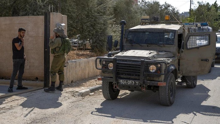 Mobil milik seorang warga Palestina jadi sasaran aksi vandalisme di Tepi Barat. Tak hanya dicoret-coret, ban mobilnya juga disobek. Ini fotonya.