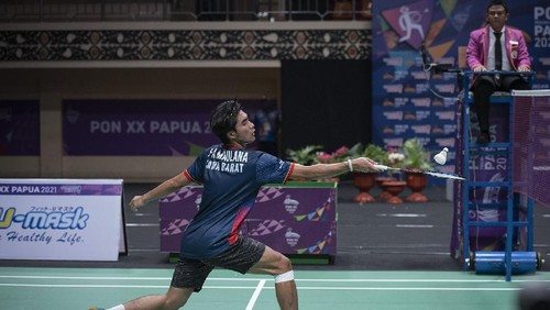 Panji Ahmad Maulana mengembalikan bola dropshoot di depan net dalam Final Tunggal Perorangan Putra cabang Olahraga Bulutangkis PON XX PAPUA di GOR Waringin Kota Jayapura, Rabu(13/10/2021), ( FOTO : PB.PON XX PAPUA/Ronaldy Irfak)