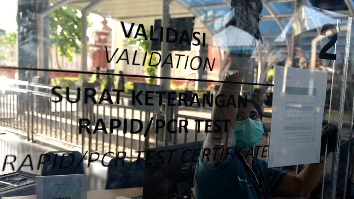 Petugas melintas di area Terminal Internasional menjelang pembukaan kembali penerbangan internasional di Bandara Internasional I Gusti Ngurah Rai, Badung, Bali, Rabu (13/10/2021). Bandara Ngurah Rai akan dibuka kembali untuk melayani penerbangan internasional pada Kamis (14/10) besok. ANTARA FOTO/Fikri Yusuf/rwa.