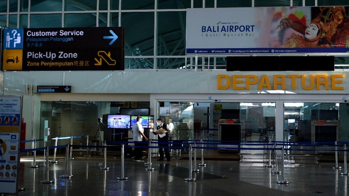 JELANG PEMBUKAAN PENERBANGAN INTERNASIONAL BANDARA BALI Petugas melintas di area Terminal Internasional menjelang pembukaan kembali penerbangan internasional di Bandara Internasional I Gusti Ngurah Rai, Badung, Bali, Rabu (13/10/2021). Bandara Ngurah Rai akan dibuka kembali untuk melayani penerbangan internasional pada Kamis (14/10) besok. ANTARA FOTO/Fikri Yusuf/rwa.