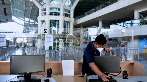 Petugas mempersiapkan berbagai keperluan di Bandara I Gusti Ngurah Rai Bali. Sesuai dengan arahan Presiden Joko Widodo, pihaknya hanya memberikan izin kepada 19 negara untuk bisa melakukan perjalanan menuju Bali dan Kepulauan Riau. Petugas mempersiapkan berbagai keperluan di Bandara I Gusti Ngurah Rai Bali. Sesuai dengan arahan Presiden Joko Widodo, pihaknya hanya memberikan izin kepada 19 negara untuk bisa melakukan perjalanan menuju Bali dan Kepulauan Riau.