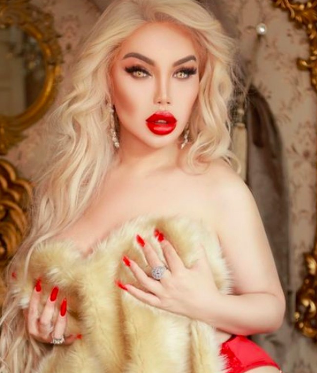 “Bagiku, berpose nude adalah cara memvalidasi diriku sebagai wanita dan untuk membuktikan pada diriku bahwa setiap jengkal operasi yang telah aku lakukan berhasil sempurna dan aku adalah wanita seutuhnya,” ungkap transgender 38 tahun itu kepada Daily Mail. Foto: dok. Instagram/@jessicaalvesuk