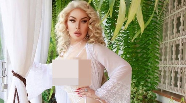 Berbalut lingerie putih, Jessica berpose dengan percaya diri. Kali ini dia ingin menunjukkan kepada dunia bahwa dia telah meninggalkan masa lalunya sebagai pria, dan ‘terlahir’ kembali sebagai ‘wanita’. Foto: dok. Instagram/@jessicaalvesuk