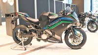 Selain itu Kawasaki juga memperlihatkan prototipe hybrid dalam bentuk Ninja 250 atau Ninja 400, dengan dilengkapi baterai 48V yang terselip di bawah jok. (Kawasaki/Motorcyclenews)