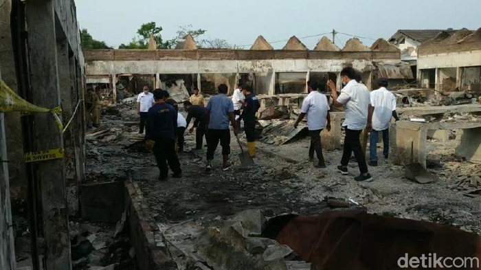 Kerugian dampak kebakaran Pasar Nguling, Kabupaten Pasuruan jauh lebih besar dari dugaan awal. Hasil pendataan Dinas Perindustrian dan Perdagangan (Disperindag), kerugian mencapai Rp 7,4 miliar.