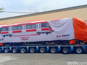 Buntut Tabrakan, Kereta LRT Jabodebek Pulang Kampung ke Madiun