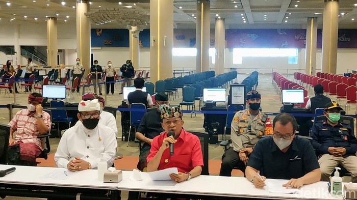 Konferensi pers Gubernur Bali Wayan Koster dan berbagai jajaran terkait pembukaan wisman di Bandara Ngurah Rai. (Sui Suadnyana/detikcom)