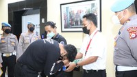 Brigadir NP dan Faris kemudian bersalaman. Brigadir NP juga bersalaman dengan orang tua Faris