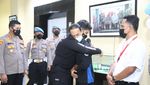 Momen Polisi Minta Maaf-Peluk Pendemo Mahasiswa yang Dibanting
