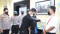 Brigadir NP dan Faris kemudian berpelukan. Momen ini diabadikan oleh sejumlah awak media