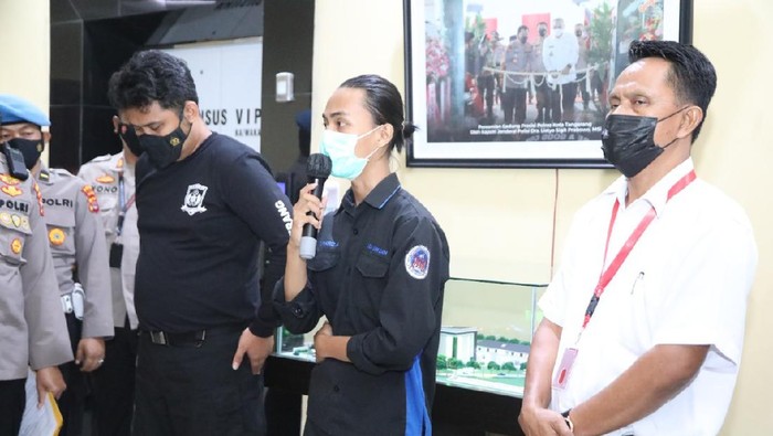 Konferensi pers insiden 'smackdown' oleh oknum polisi kepada seorang mahasiswa saat unjuk rasa di depan Pemkab Tangerang (Dok istimewa) Konferensi pers insiden 'smackdown' oleh oknum polisi kepada seorang mahasiswa saat unjuk rasa di depan Pemkab Tangerang (Dok istimewa)