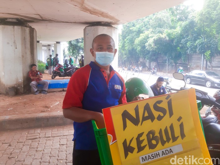 Korban PHK Giant Jualan Nasi Kebuli Korban PHK Giant Jualan Nasi Kebuli Rp 10 Ribuan. Lokasinya Ada di Tempat Parkir Motor Halte TransJakarta Tendean.