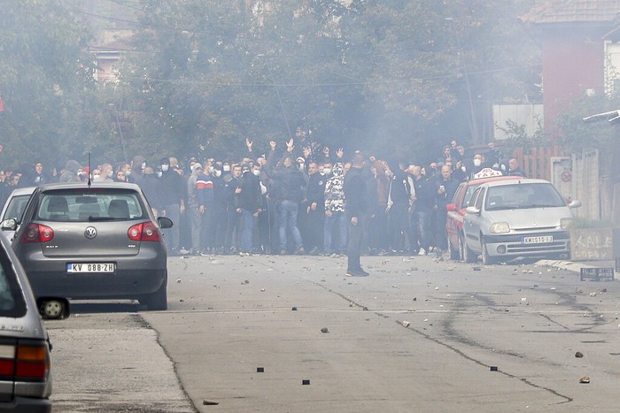Warga dari etnis Serbia bersitegang dengan polisi di Kosovo, Eropa Timur. Ketegangan bermula dari operasi barang selundupan oleh polisi yang mendapat perlawanan sehingga menyerempat isu SARA.