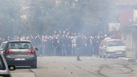 Warga melempari polisi Kosovo dengan batu di kota Mitrovica yang dihuni oleh etnis Serbia. Pada 2008, Kosovo memerdekakan diri dari Serbia. Namun terdapat sekitar 50.000 warga Serbia di wilayah Kosovo bagian utara. Komposisi etnis ini mudah tersulut menjadi isu nasional. (AP Photo/Str)