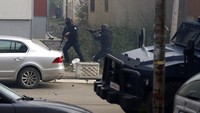 Polisi Kosovo menembakan gas air mata ke arah warga di kota Mitrovica yang dihuni oleh etnis Serbia. Sebelumnya, polisi melakukan operasi barang selundupan di empat wilayah termasuk yang dihuni oleh minoritas Serbia.
