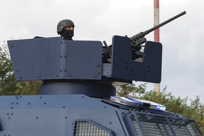 Warga dari etnis Serbia bersitegang dengan polisi di Kosovo, Eropa Timur. Ketegangan bermula dari operasi barang selundupan oleh polisi yang mendapat perlawanan sehingga menyerempat isu SARA.