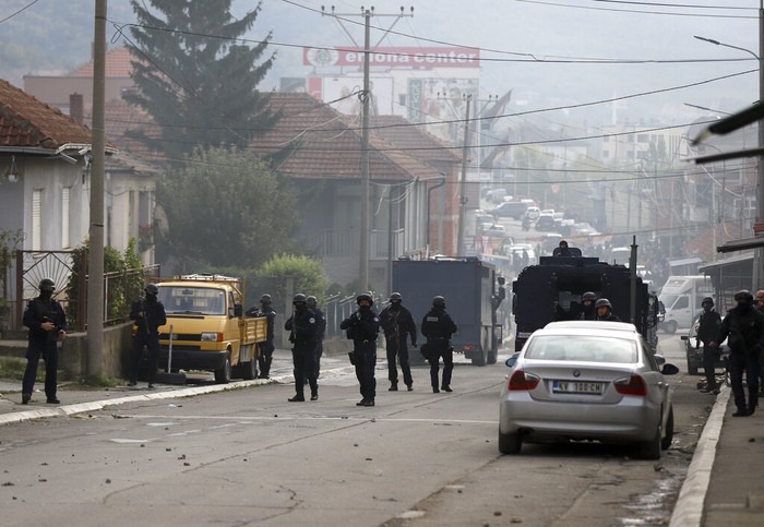 Warga dari etnis Serbia bersitegang dengan polisi di Kosovo, Eropa Timur. Ketegangan bermula dari operasi barang selundupan oleh polisi yang mendapat perlawanan sehingga menyerempat isu SARA.