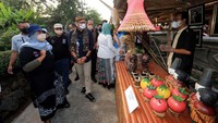 Sandiaga melihat beragam produk UMKM di Desa Wisata Sumberbulu, Kabupaten Karanganyar.