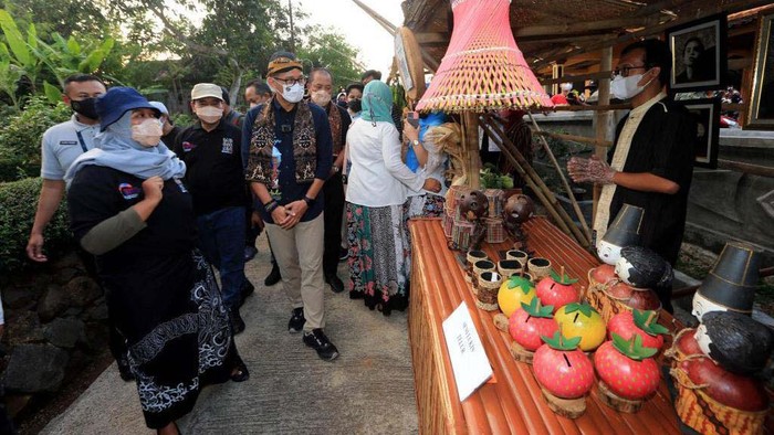 Menteri Pariwisata dan Ekonomi Kreatif Sandiaga Uno kunjungi Desa Wisata Sumberbulu, Karanganyar, Jateng. Ia memesan lukisan mural bergambar 50 peserta desa wisata.