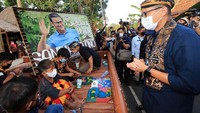 Menteri Pariwisata dan Ekonomi Kreatif Sandiaga Salahuddin Uno memesan lukisan mural bergambar 50 peserta desa wisata untuk menyambut acara Final Anugerah Desa Wisata Indonesia (ADWI).