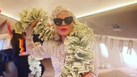 Pelantun Bad Romance itu baru-baru ini mengunggah sebuah foto di Instagram-nya yang menunjukkan dirinya tengah mengenakan syal dari uang. Foto: dok. Instagram Lady Gaga