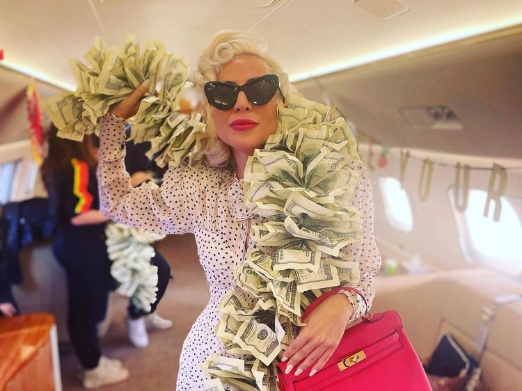 Tajir! Lady Gaga Pamer Foto Pakai Syal Uang