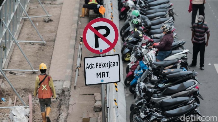 Lalin di Glodok Direkayasa Gegara Proyek MRT Fase 2 Pembangunan MRT Fase 2 di kawasan Glodok, Jakarta, tengah dikerjakan. Dinas Perhubungan DKI Jakarta pun melakukan rekayasa arus lalu lintas karena adanya proyek ini.