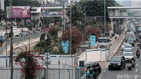 Pekerjaan yang dilakukan adalah persiapan pemagaran, relokasi utilitas dan saluran air, relokasi pos polisi, survei pra konstruksi, dan pelebaran jalan.