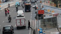 Akibatnya, terjadi pengurangan satu lajur jalan yang semula dua lajur reguler dan satu jalur TransJakarta, akan menjadi satu lajur reguler dan satu jalur TransJakarta sepanjang area pekerjaan.