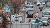 Sementara rekayasa lalu lintas untuk segmen Stasiun MRT Glodok, dimulai pada 20 September hingga 31 Desember 2021 mendatang, yakni Stage 1 di lokasi pekerjaan di Jalan Gajah Mada dan Jalan Hayam Wuruk berada pada median tengah jalan/taman.