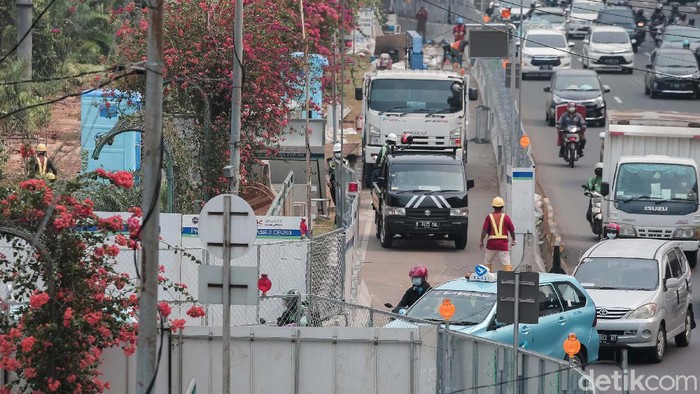 Pembangunan MRT Fase 2 di kawasan Glodok, Jakarta, tengah dikerjakan. Dinas Perhubungan DKI Jakarta pun melakukan rekayasa arus lalu lintas karena adanya proyek ini.