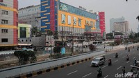 Suasana rekayasa lalu lintas imbas pembangunan MRT Fase 2 di kawasan Glodok, Jakarta, Kamis (14/10/2021). 