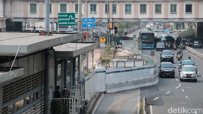 Lalin di Glodok Direkayasa Gegara Proyek MRT Fase 2 Pembangunan MRT Fase 2 di kawasan Glodok, Jakarta, tengah dikerjakan. Dinas Perhubungan DKI Jakarta pun melakukan rekayasa arus lalu lintas karena adanya proyek ini.