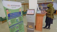 Seorang nasabah Bukopin Syariah melakukan transaksi keuangan di kantor KB Bukopin Mataram di Mataram, NTB, Kamis (14/10/2021).
