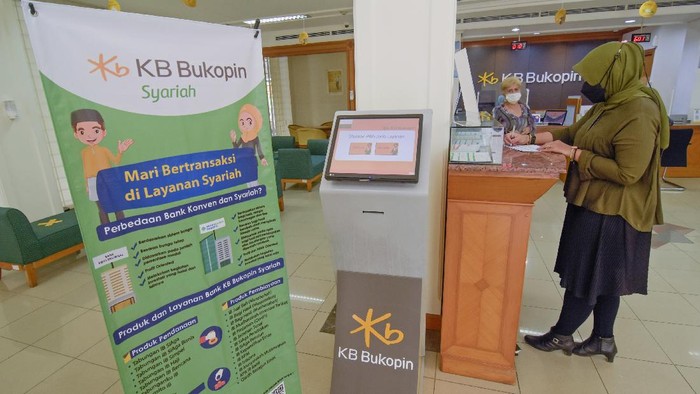 Seorang nasabah Bukopin Syariah melakukan transaksi keuangan di kantor KB Bukopin Mataram di Mataram, NTB, Kamis (14/10/2021). Bank KB Bukopin Syariah (KBBS) membuka Layanan Syariah Bank Umum (LSBU) di kantor Bank KB Bukopin Mataram guna ikut mensukseskan sinergi perbankan dalam satu kepemilikan untuk pengembangan perbankan syariah dengan layanan produk yang ditawarkan di antaranya produk pendanaan Tabungan iB SiAga, Tabungan iB Haji serta sejumlah layanan produk lainya pada segmen pembiayaan, konstruksi, UMKM dan produk jasa. ANTARA FOTO/Ahmad Subaidi/nz