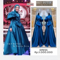 Tak kalah mewah, gaun Lesti Kejora yang satu ini juga harganya mencapai Rp 11 juta. Gaun panjang berwarna biru metallic itu memiliki aksen semi pita di bagian depannya. Lesti kemudian melengkapi penampilannya itu dengan hijab warna senada. Gaun tersebut sendiri merupakan karya dari SKY BUTIK by NATHA ZEIN. Foto: Instagram/@lesti.fashion