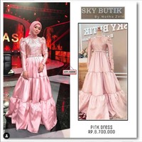 Dalam foto yang satu ini Lesti Kejora tampil anggun dalam balutan gaun panjang berwarna merah muda. Bagian bawah gaun berbentuk ruffle, sedangkan bagian atasnya dipercantik dengan taburan manik-manik. Gaun karya SKY BUTIK by NATHA ZEIN itu dibanderol dengan harga sekitar Rp 8,7 juta. Foto: Instagram/@lesti.fashion