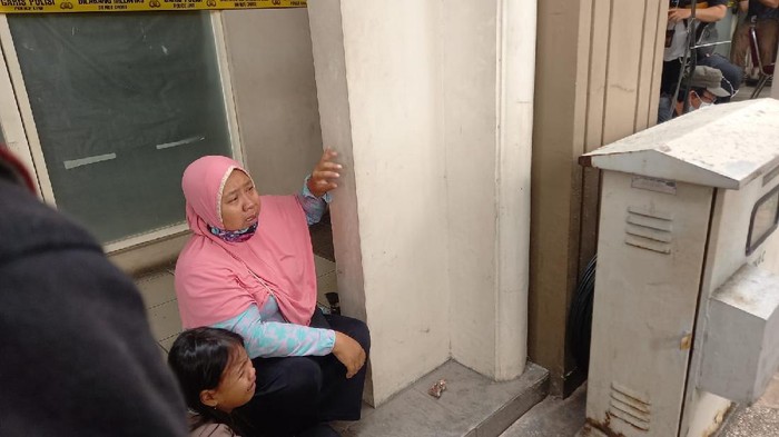 Liswati menangisi anaknya yang bekerja di perusahaan collector pinjol di Tangerang saat diangkut polisi