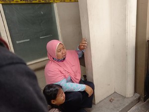 Ibu Ini Menangis, Anaknya Pekerja Pinjol Tangerang Dibawa Polisi