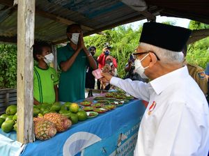 Momen Maruf Amin Beri Segepok Uang Untuk Pedagang di Papua