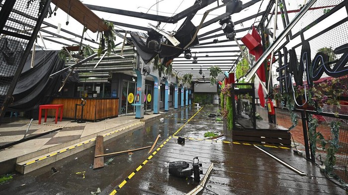 Meksiko Porak Poranda Dihantam Badai Pamela, Plang-Telepon Umum Ambruk Badai Pamela menghantam kawasan Mazatlan, Meksiko. Sejumlah plang dan telepon umum pun ambruk imbas badai tersebut. Ini potretnya.