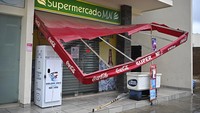 Atap salah satu supermarket di kawasan Mazatlan tampak rusak usai dihantam Badai Pamela.